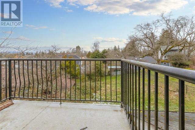 984 Cloverdale Ave, House detached with 4 bedrooms, 3 bathrooms and 3 parking in Saanich BC | Image 39