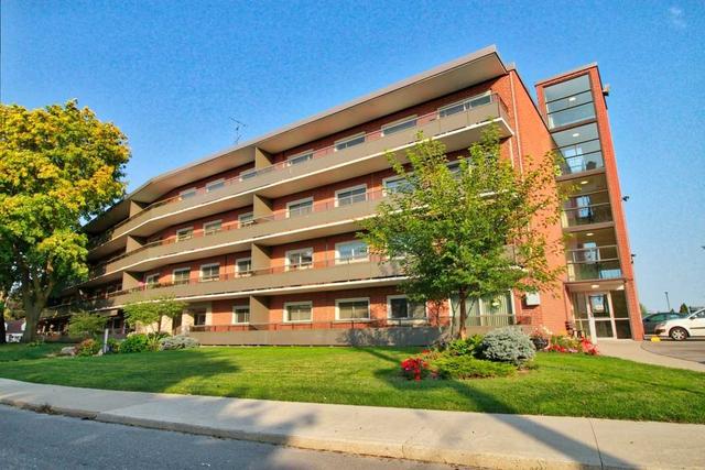 406 - 11 Woodman Dr S, Condo with 2 bedrooms, 1 bathrooms and 1 parking in Hamilton ON | Image 1