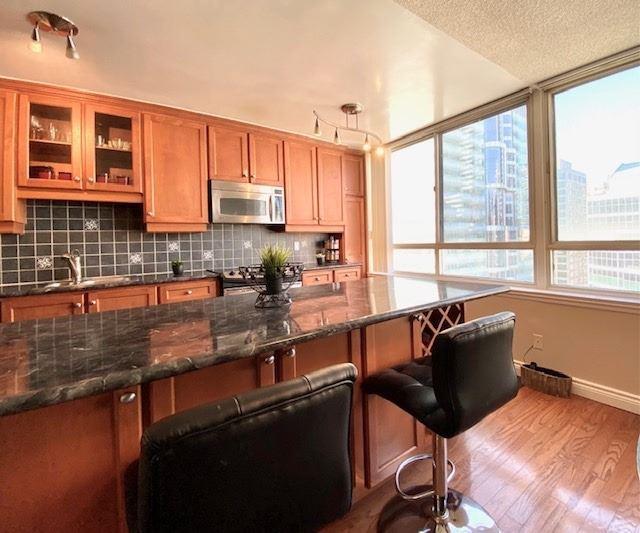 2316 - 633 Bay St, Condo with 2 bedrooms, 2 bathrooms and 1 parking in Toronto ON | Image 1