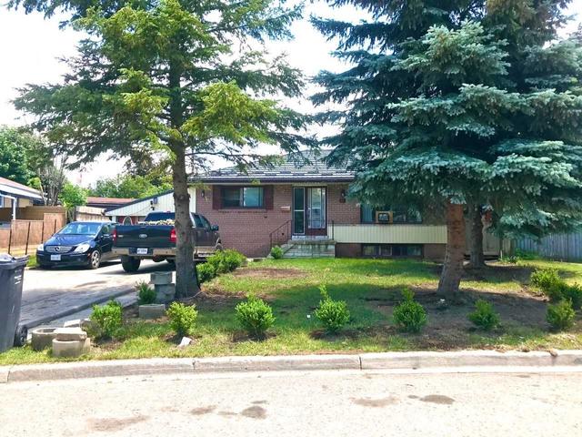 27 Alexandria Cres, House detached with 3 bedrooms, 1 bathrooms and 6 parking in Brampton ON | Image 2