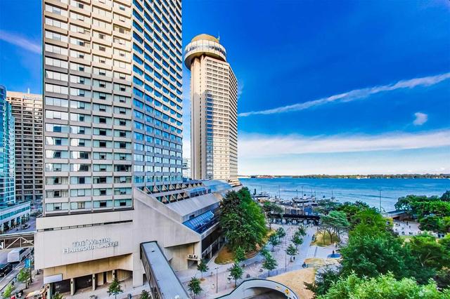 1032 - 33 Harbour Sq, Condo with 2 bedrooms, 2 bathrooms and 1 parking in Toronto ON | Image 8