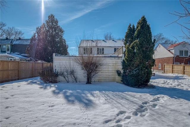 18 Broadway Avenue, House detached with 3 bedrooms, 1 bathrooms and 5 parking in London ON | Image 35