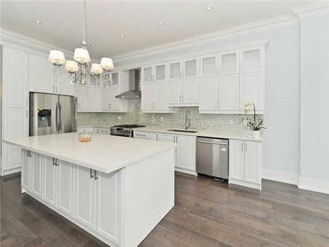 895 Cosburn Ave, House detached with 4 bedrooms, 4 bathrooms and 2 parking in Toronto ON | Image 3