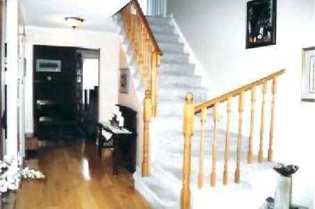 46 Starspray Blvd, House detached with 3 bedrooms, 3 bathrooms and 2 parking in Toronto ON | Image 2