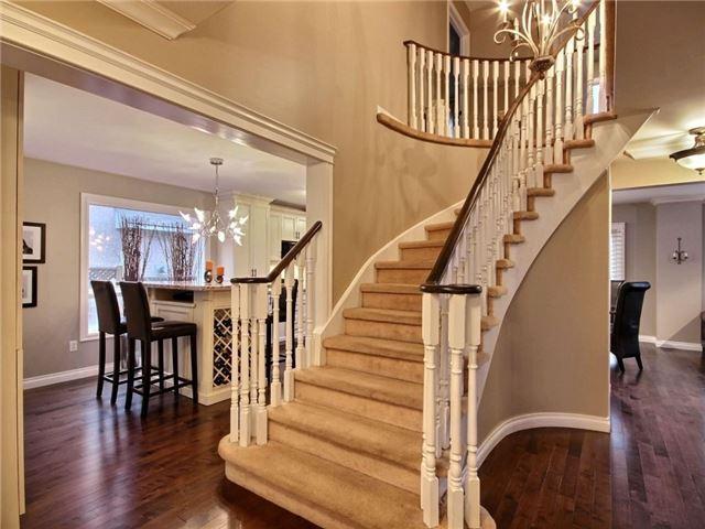 571 Phoebe Cres, House detached with 4 bedrooms, 3 bathrooms and 2 parking in Burlington ON | Image 2
