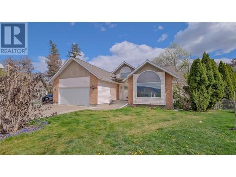 2383 Ayrshire Court, House detached with 3 bedrooms, 3 bathrooms and 2 parking in Kelowna BC | Card Image