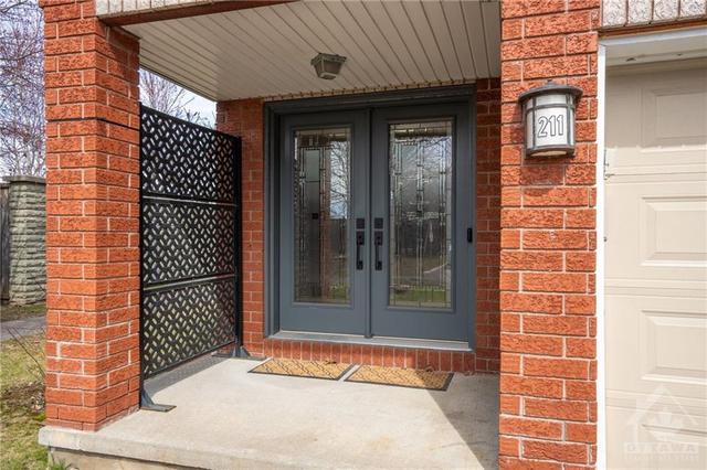211 Gladeview Private, Townhouse with 2 bedrooms, 3 bathrooms and 4 parking in Ottawa ON | Image 2