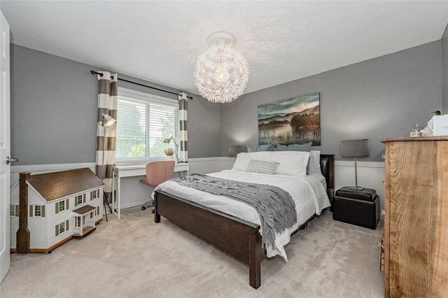 32 Shadybrook Cres, House detached with 3 bedrooms, 3 bathrooms and 3 parking in Guelph ON | Image 20