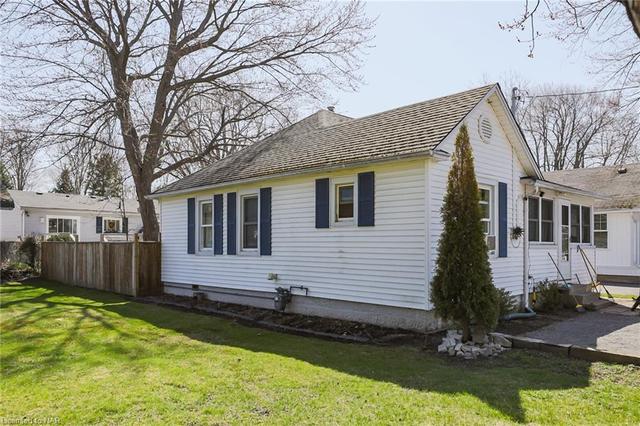 244 Maplewood Avenue, House detached with 2 bedrooms, 1 bathrooms and null parking in Fort Erie ON | Image 2