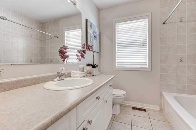 678 Dolby Cres, House detached with 3 bedrooms, 3 bathrooms and 1 parking in Milton ON | Image 16