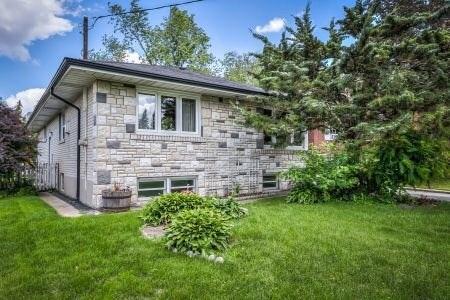 10 Tinder Cres, House detached with 4 bedrooms, 2 bathrooms and 3 parking in Toronto ON | Image 2
