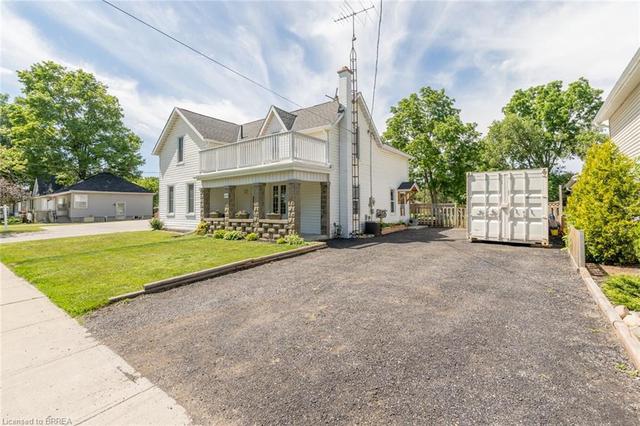 164 King Street, House detached with 5 bedrooms, 2 bathrooms and null parking in Brant ON | Image 2