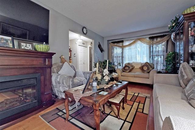 931 Gentry Cres, House semidetached with 3 bedrooms, 2 bathrooms and 3 parking in Oshawa ON | Image 2