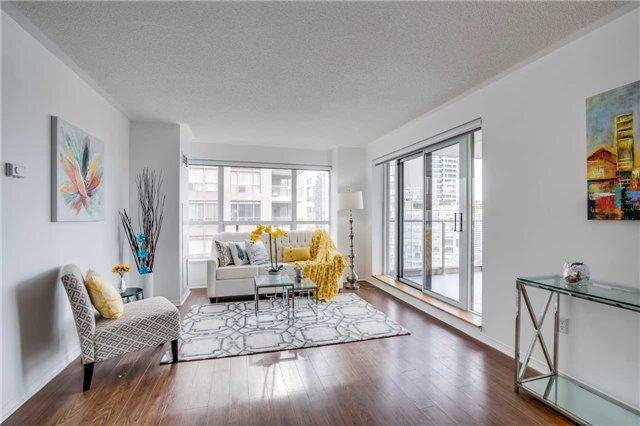 2309 - 909 Bay St, Condo with 3 bedrooms, 2 bathrooms and 1 parking in Toronto ON | Image 3
