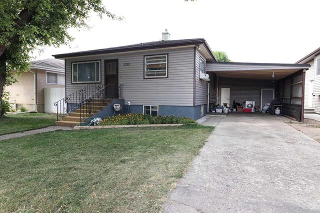 2266 15 Avenue Se, House detached with 3 bedrooms, 1 bathrooms and 3 parking in Medicine Hat AB | Image 2