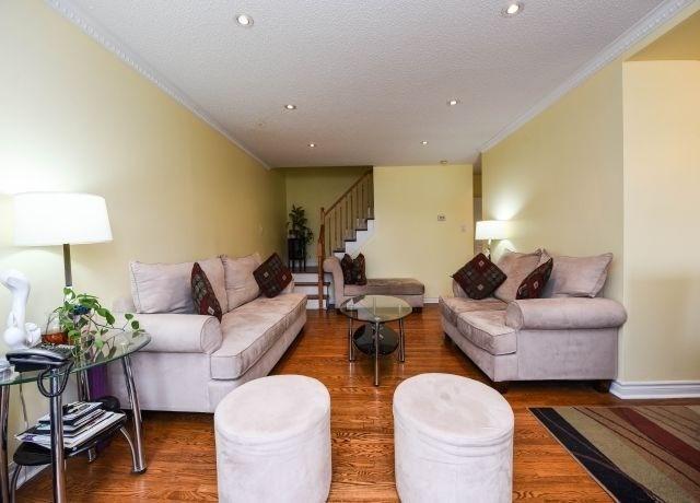 11 Townhouse Cres, Townhouse with 3 bedrooms, 2 bathrooms and 2 parking in Brampton ON | Image 1
