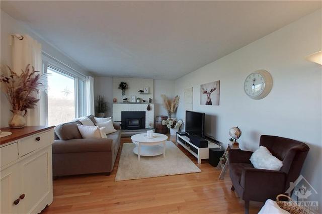 5734 Russell Road, House detached with 3 bedrooms, 2 bathrooms and 10 parking in Ottawa ON | Image 4