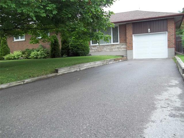 main - 656 Buchan Ave, House detached with 3 bedrooms, 1 bathrooms and 4 parking in Oshawa ON | Image 1