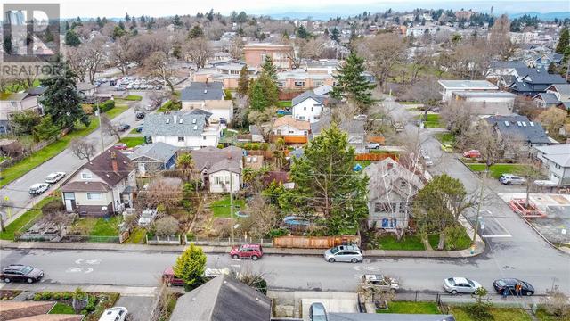 2832 Shakespeare St, House detached with 2 bedrooms, 2 bathrooms and 2 parking in Victoria BC | Image 24