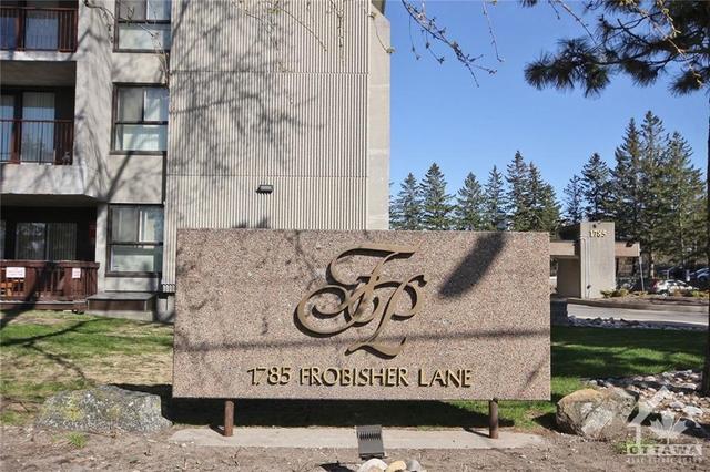 1102 - 1785 Frobisher Lane, Condo with 2 bedrooms, 1 bathrooms and 1 parking in Ottawa ON | Image 1
