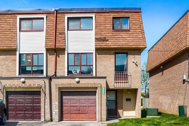 209 Fleetwood Cres, Townhouse with 4 bedrooms, 3 bathrooms and 3 parking in Brampton ON | Image 1