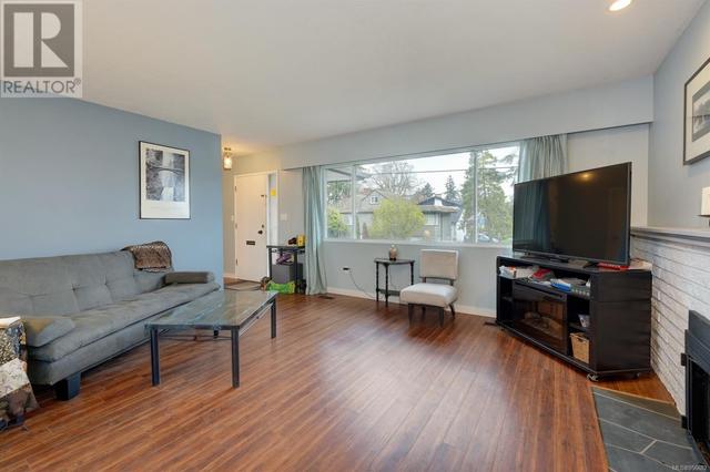 981 Kenneth St, House detached with 3 bedrooms, 2 bathrooms and 2 parking in Saanich BC | Image 2