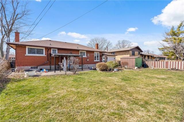 90 Rochelle Dr, House detached with 3 bedrooms, 1 bathrooms and 2 parking in St. Catharines ON | Image 4