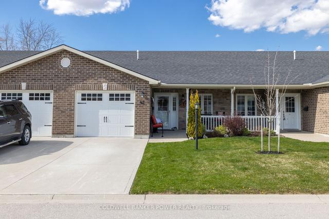 42 Devon Dr, Townhouse with 2 bedrooms, 2 bathrooms and 2 parking in South Huron ON | Image 1