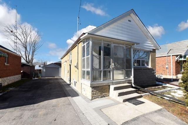 670 Pharmacy Ave, House detached with 2 bedrooms, 2 bathrooms and 3 parking in Toronto ON | Image 1