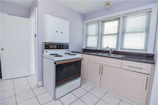 5779 Kitchener St, House detached with 3 bedrooms, 2 bathrooms and 3 parking in Niagara Falls ON | Image 4