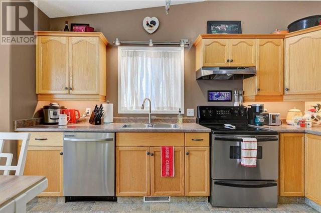 10725 72 Avenue, House detached with 6 bedrooms, 3 bathrooms and 4 parking in Grande Prairie AB | Image 3