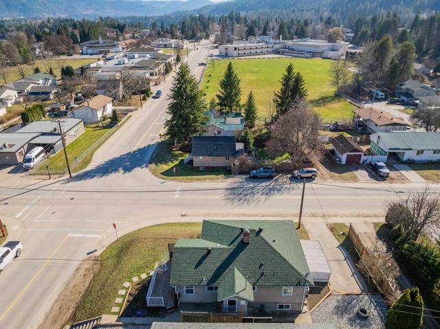 574 7th Avenue, House detached with 3 bedrooms, 2 bathrooms and null parking in Castlegar BC | Image 10