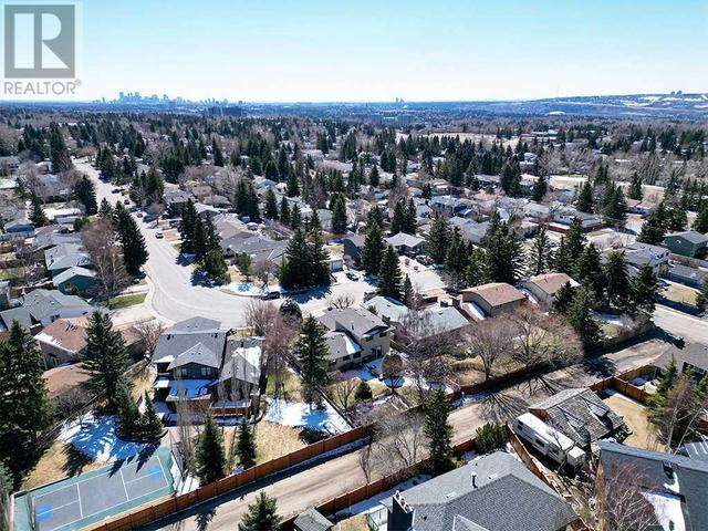 5861 Dalcastle Drive Nw, House detached with 4 bedrooms, 2 bathrooms and 4 parking in Calgary AB | Image 3