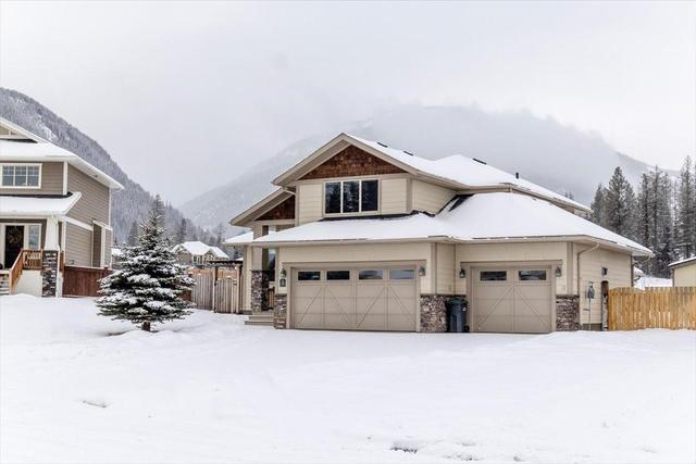 2311 Falcon Court, House detached with 3 bedrooms, 2 bathrooms and 5 parking in Sparwood BC | Image 4