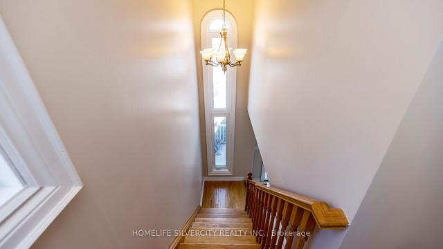 25 Oakmeadow Dr, House detached with 3 bedrooms, 3 bathrooms and 3 parking in Brampton ON | Image 9