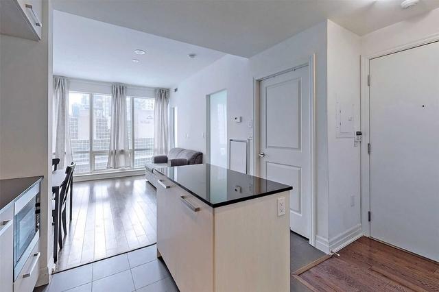 1407 - 8 The Esplande Ave, Condo with 1 bedrooms, 1 bathrooms and 0 parking in Toronto ON | Image 3