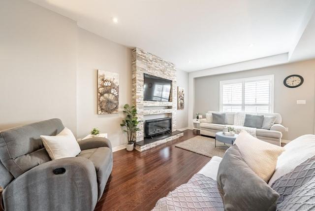33 Redcedar Crescent, House attached with 3 bedrooms, 1 bathrooms and 1 parking in Hamilton ON | Image 6