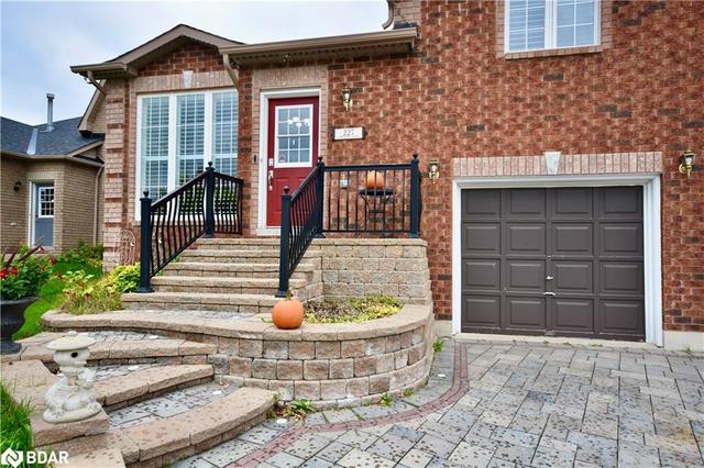 227 Country Lane, House detached with 3 bedrooms, 2 bathrooms and 2 parking in Barrie ON | Image 2