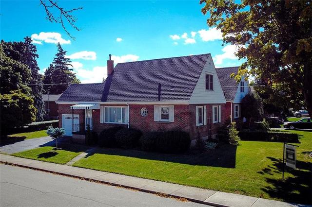 121 Beland Avenue S, House detached with 3 bedrooms, 1 bathrooms and 2 parking in Hamilton ON | Image 3