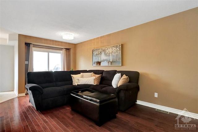 379 Hillsboro Private, Townhouse with 3 bedrooms, 3 bathrooms and 2 parking in Ottawa ON | Image 5