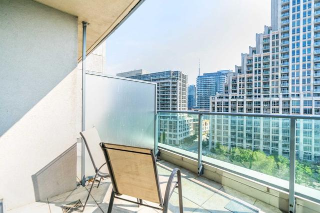 802 - 215 Fort York Blvd, Condo with 2 bedrooms, 2 bathrooms and 1 parking in Toronto ON | Image 7