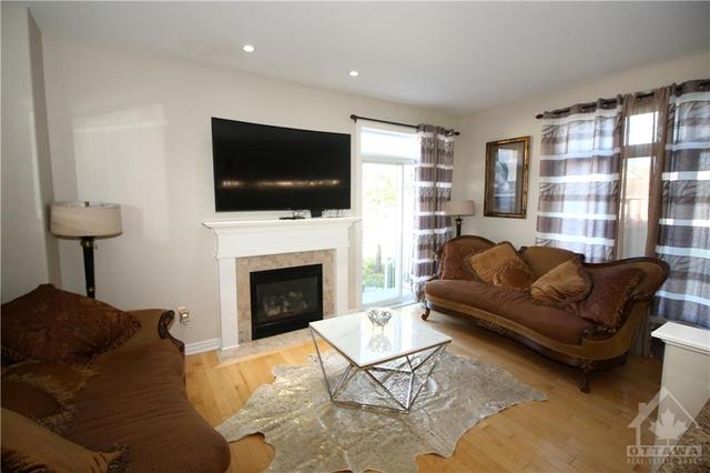 975 Gosnell Terrace, Townhouse with 4 bedrooms, 3 bathrooms and 3 parking in Ottawa ON | Image 8