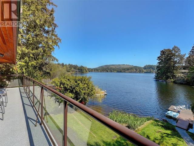 4817 Prospect Lake Rd, House detached with 2 bedrooms, 3 bathrooms and 2 parking in Saanich BC | Image 9