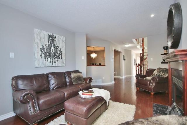 403 Cache Bay Crescent, Home with 3 bedrooms, 3 bathrooms and 2 parking in Ottawa ON | Image 10