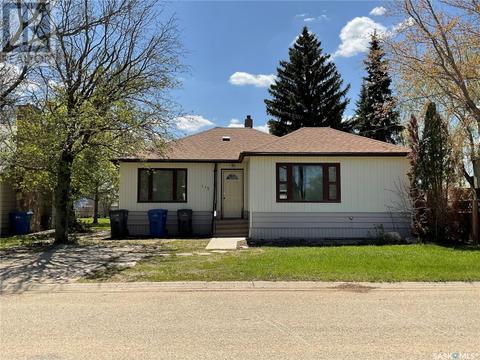 113 Prospect Avenue, House detached with 2 bedrooms, 1 bathrooms and null parking in Oxbow SK | Card Image