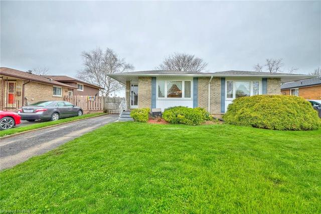 4691 Pettit Avenue, House semidetached with 3 bedrooms, 2 bathrooms and 3 parking in Niagara Falls ON | Image 3