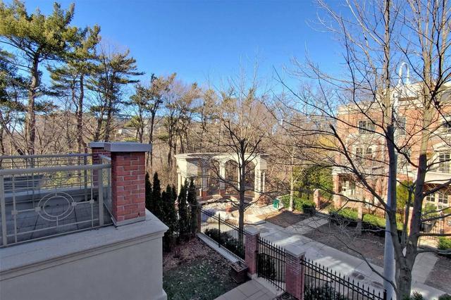 th18 - 20 Burkebrook Pl, Townhouse with 3 bedrooms, 3 bathrooms and 2 parking in Toronto ON | Image 4