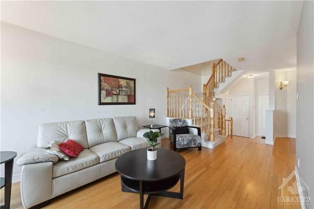 121 Kimberwick Crescent, Townhouse with 3 bedrooms, 3 bathrooms and 3 parking in Ottawa ON | Image 6