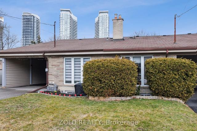 28 Northey Dr, House semidetached with 3 bedrooms, 2 bathrooms and 5 parking in Toronto ON | Image 1