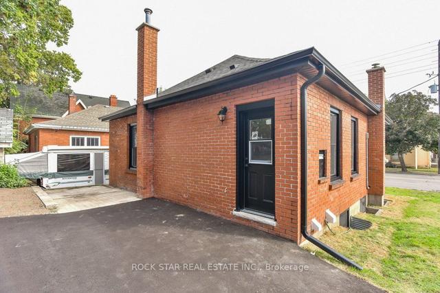 110 Clarence St, House detached with 2 bedrooms, 2 bathrooms and 3 parking in Brantford ON | Image 16